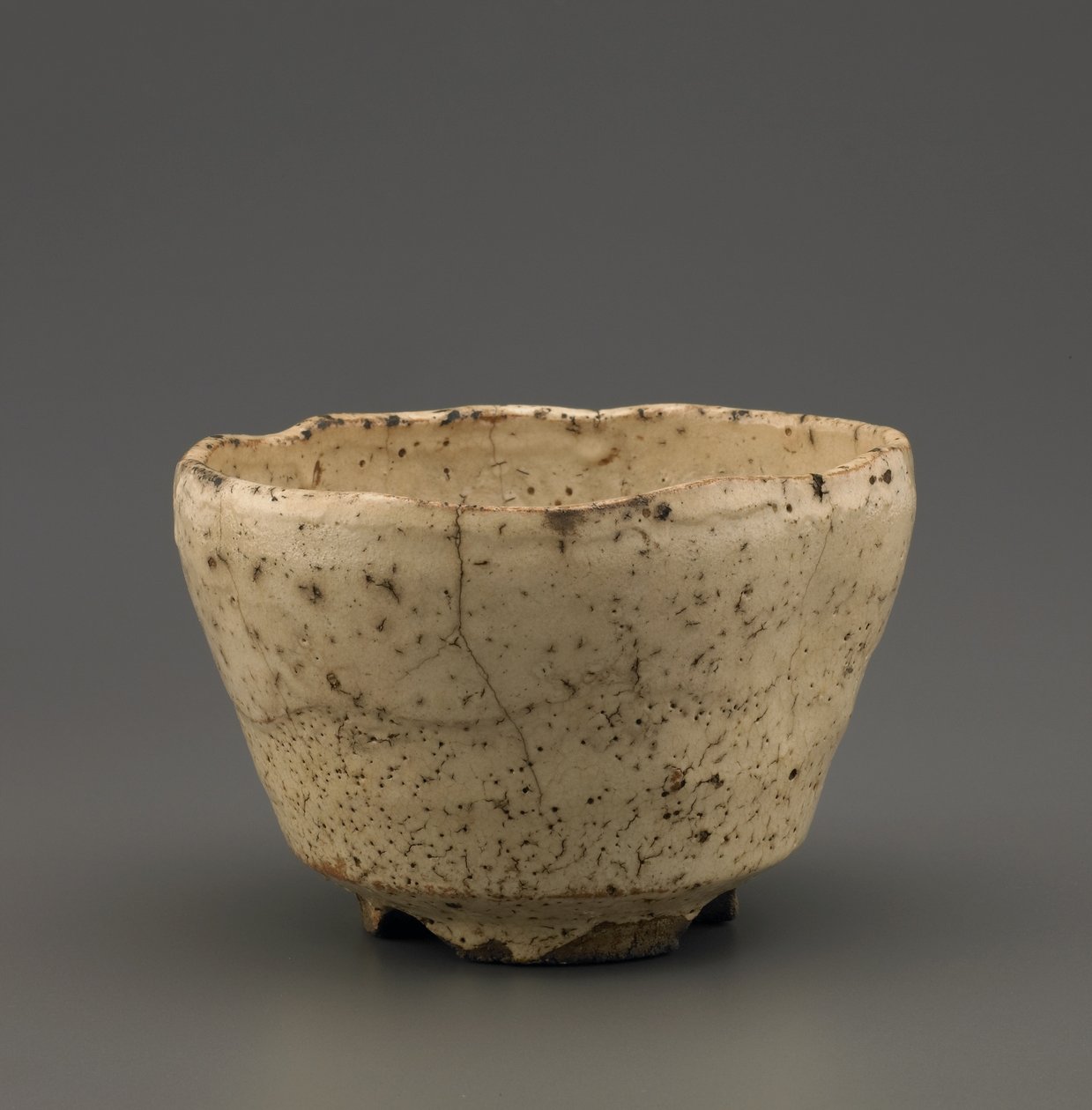 Tebolle med hakkfot, Yamaguchi-prefektur, Edo-perioden (steintøy med hvit slip under tre-askeglasur) av Japanese School