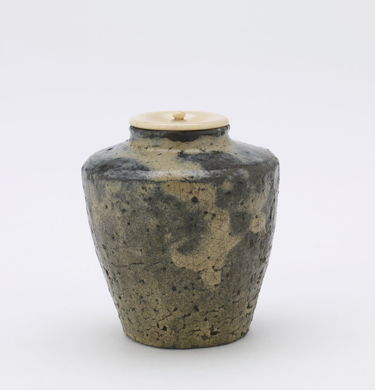 Teboks med fasetterte sider, katatsuki-type, Kumamoto-prefektur, Edo-periode, sent 1700-1800-tall (steintøy med ris-halm-aske-glasur) av Japanese School