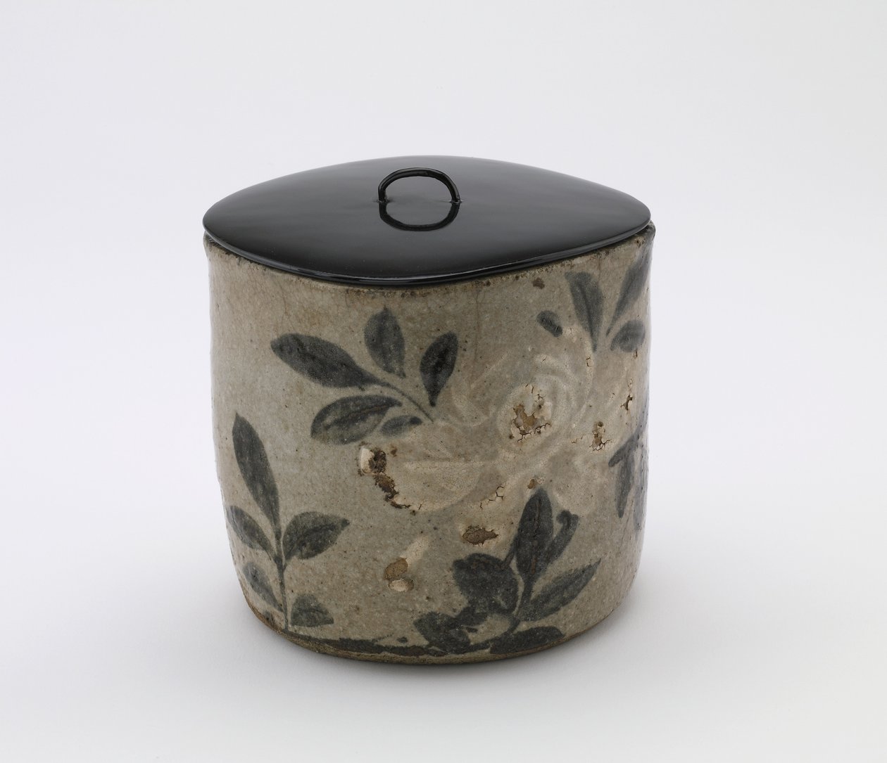 Vannkrukke for teseremoni, Edo-periode, slutten av 1700- og midten av 1800-tallet (steintøy med hvit slip og jernpigment under feltspatisk glasur) av Japanese School