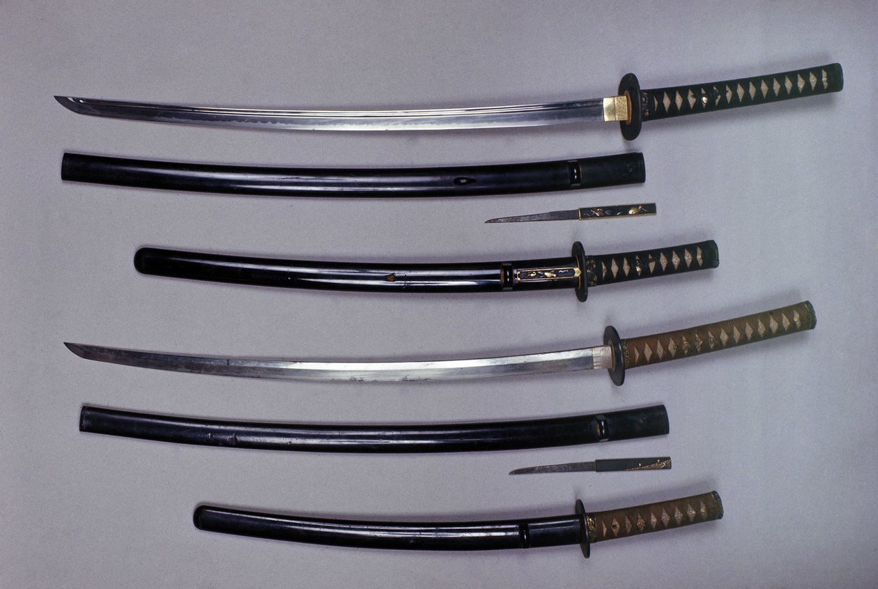 Topp: en katana, japansk sverd og slire, wakizashi, japansk kort sverd i slire, liten Kokatawa-dolk oppbevart i samme slire. alle tre er fra 1700-tallet. de nederste er fra 1600-tallet. av Japanese School