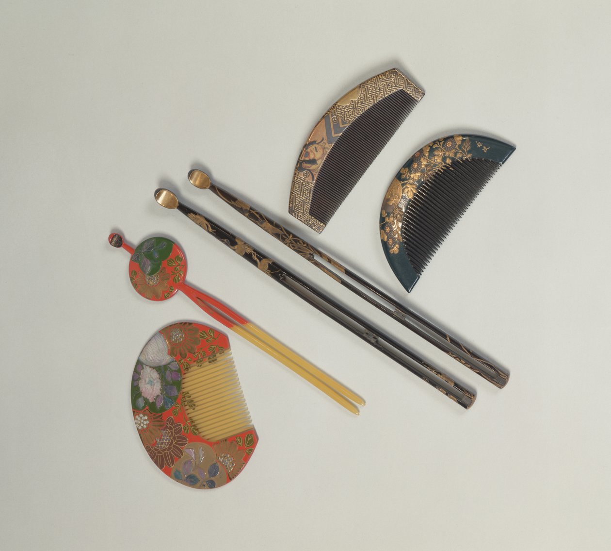 To sett med hårnåler og kammer, 1700- eller 1800-tallets Edo-periode (lakk) av Japanese School