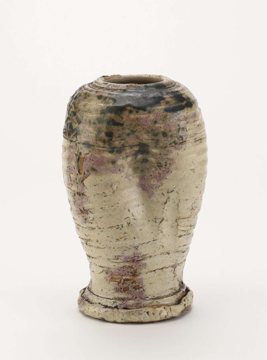 Vase i Oribe-stil, sannsynligvis Seto ware 1800-80 (steintøy med feltspatisk glasur og kobbergrønn glasur (delvis feiltennet til rød)) av Japanese School