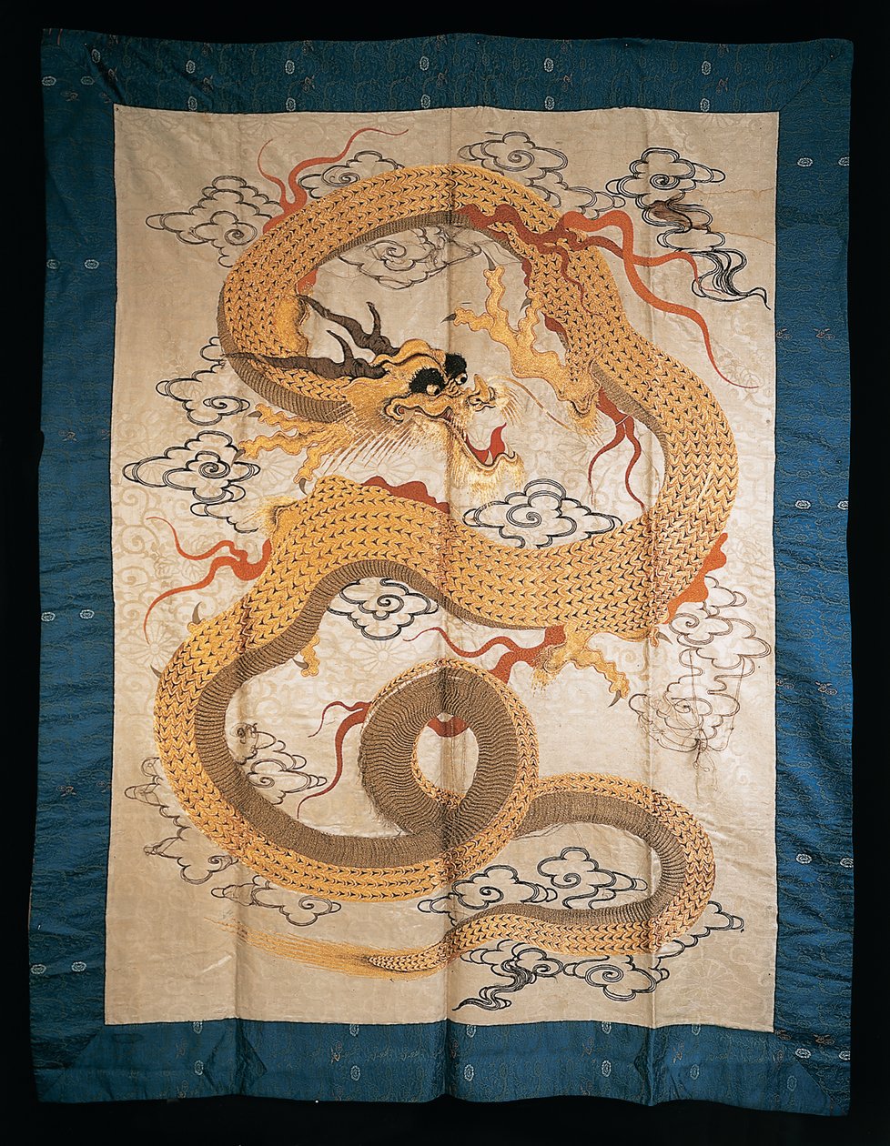Veggoppheng brodert med en vridende forgylt drage blant skyer, sent på 1800-tallet av Japanese School