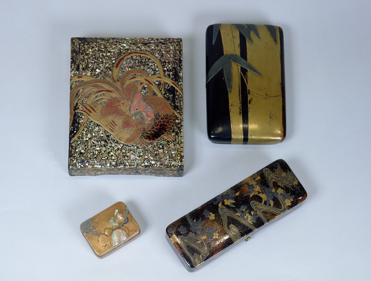 Skriveetui dekorert med en hane, skriveetui med bambusdesign og en kobako tilskrevet Ogata Korin (1658-1716) og en meldingsboks av Kajikawa-familien, 1500-1700-tallet (lakkert gull av Japanese School