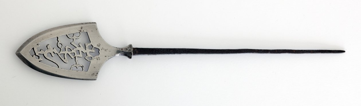Yanone (pilspiss) av flat type (hirane), med gjennomhullet design av tegn som betyr fjell, stein og vann (stål) av Japanese School