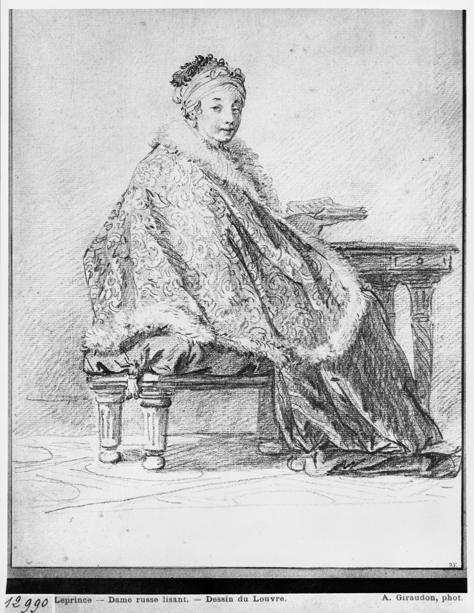 Russisk kvinne ved et bord med en bok i hånden (pierre noire und rødkritt på papir) av Jean Baptiste Leprince