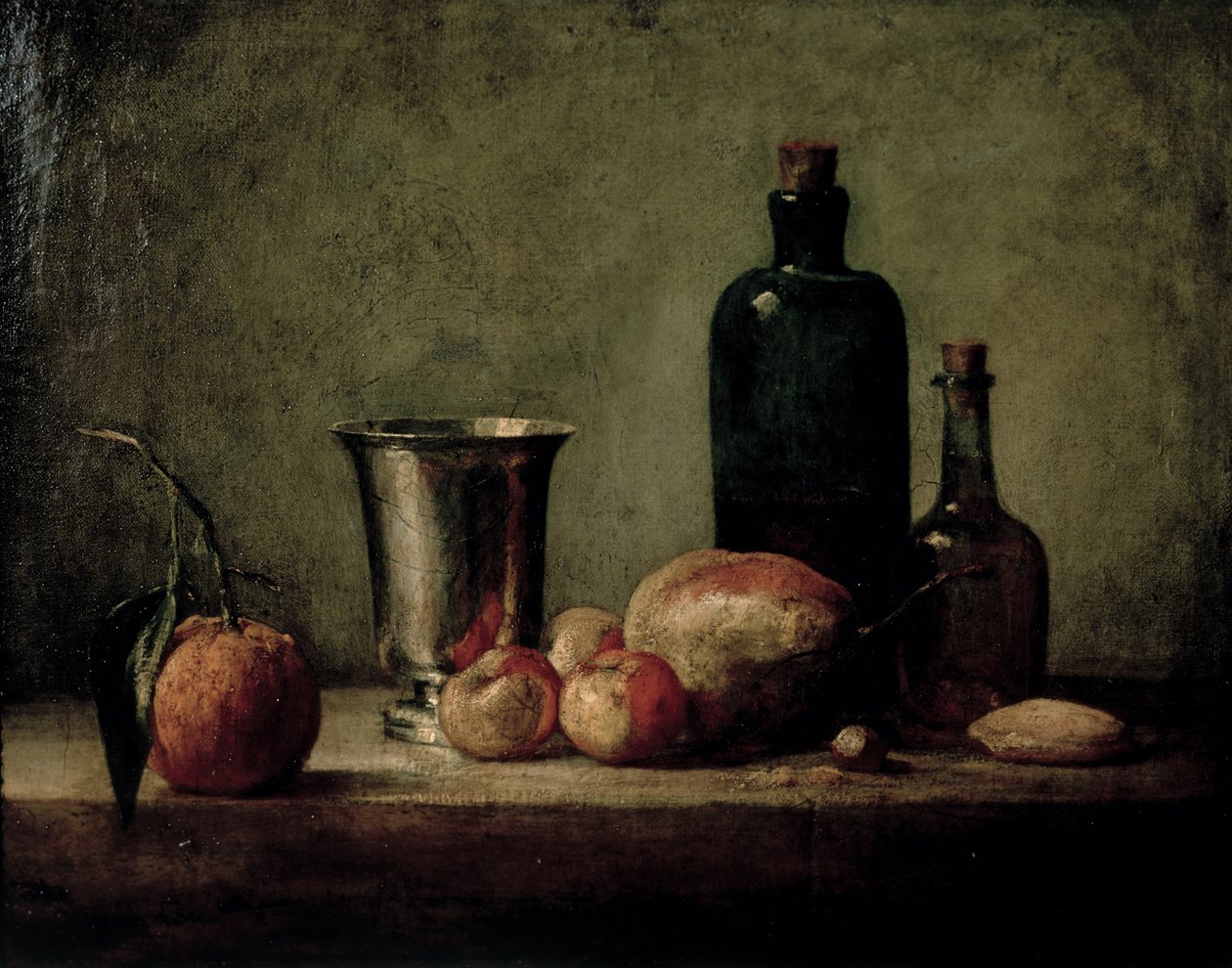 Stilleben med sølvbeger, frukt og flasker på et bord av Jean Baptiste Simeon Chardin