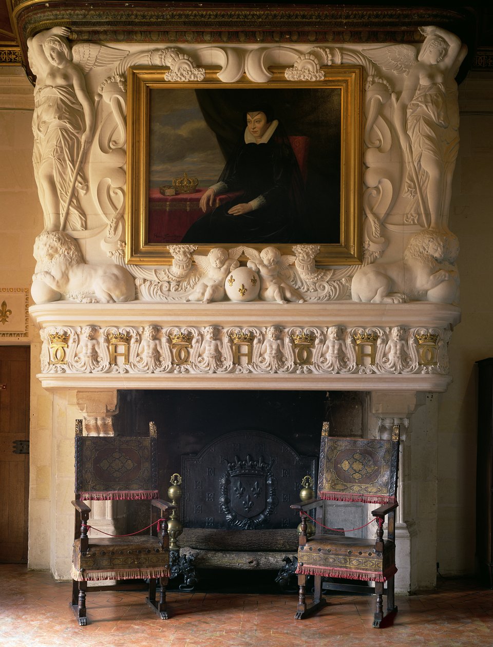 Skorsteinsstykke med et maleri av Catherine de Medici (1519-89) ovenfor av Jean Goujon