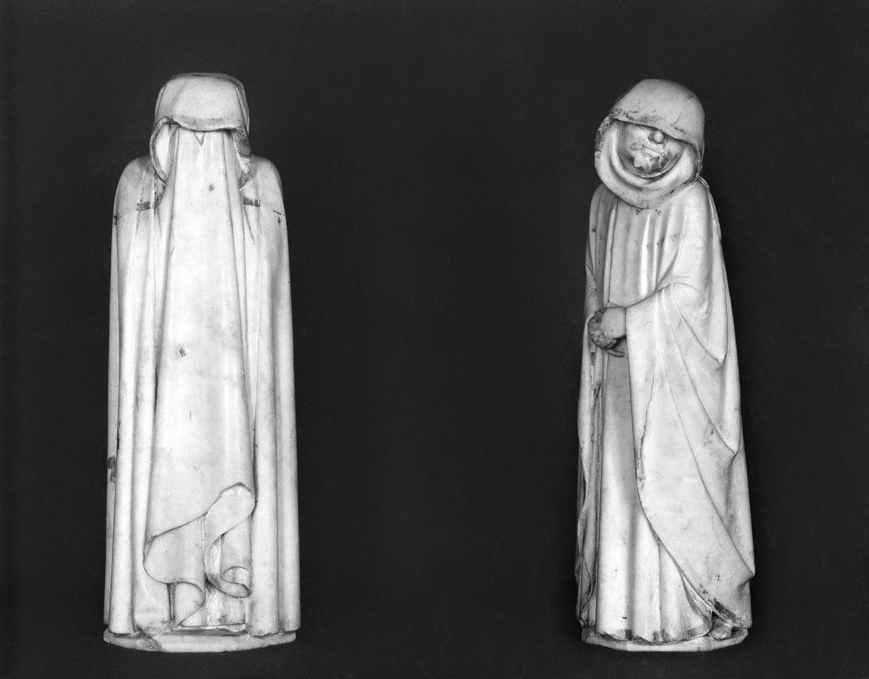 To sørgende, fra graven til Duc Jean de Berry (1340-1416) før 1438 (marmor) av Jean de Cambrai