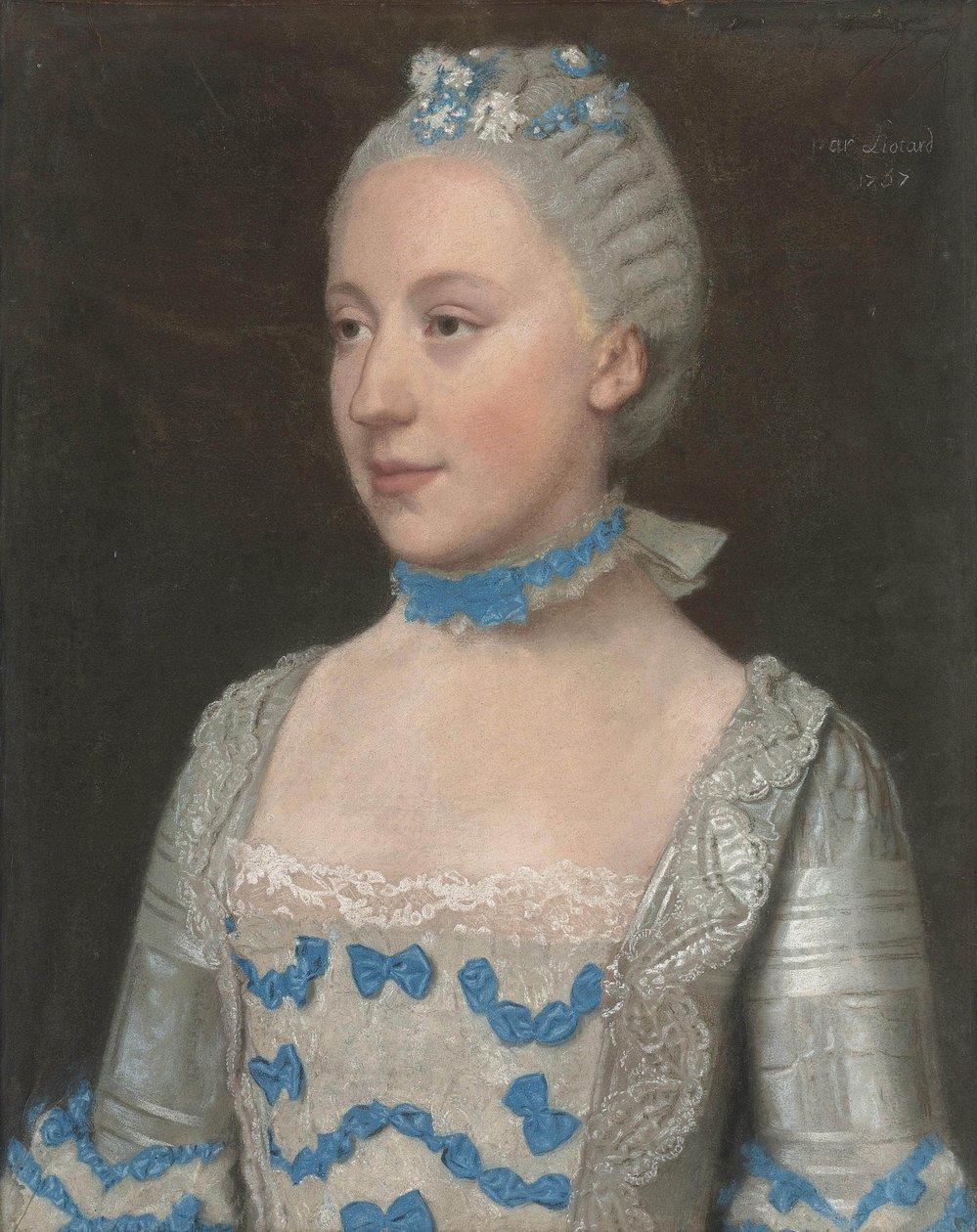 Halvlang portrett av Madame Saint-Pol i en lyseblå kjole dekorert med blå og hvite silkebuer i blonder av Jean Étienne Liotard