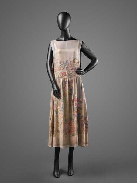 Aftenkjole, ca. 1924 (omvendt applikasjon, silke chiffon, gull lamé, bugle perler og silkebånd) av Jean (attr.to) Patou