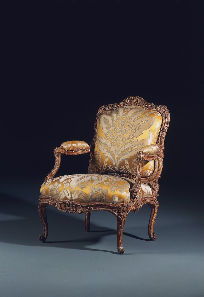 En av et par Louis XV fauteuils a la Reine (tre og tekstil) av Jean (fl.1737 63) Gourdin