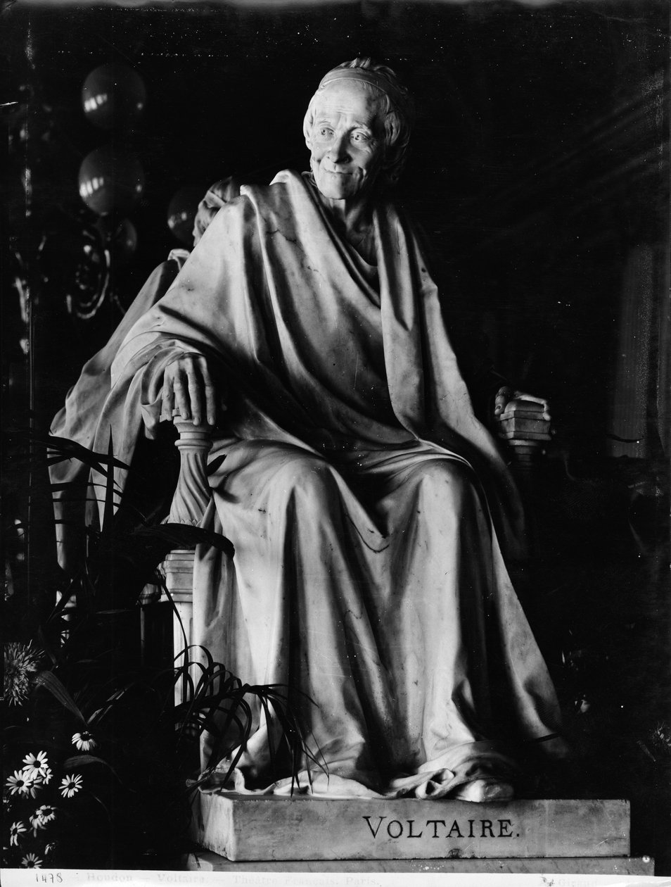 Sittende skulptur av Voltaire (1694-1778) (marmor) av Jean Antoine Houdon
