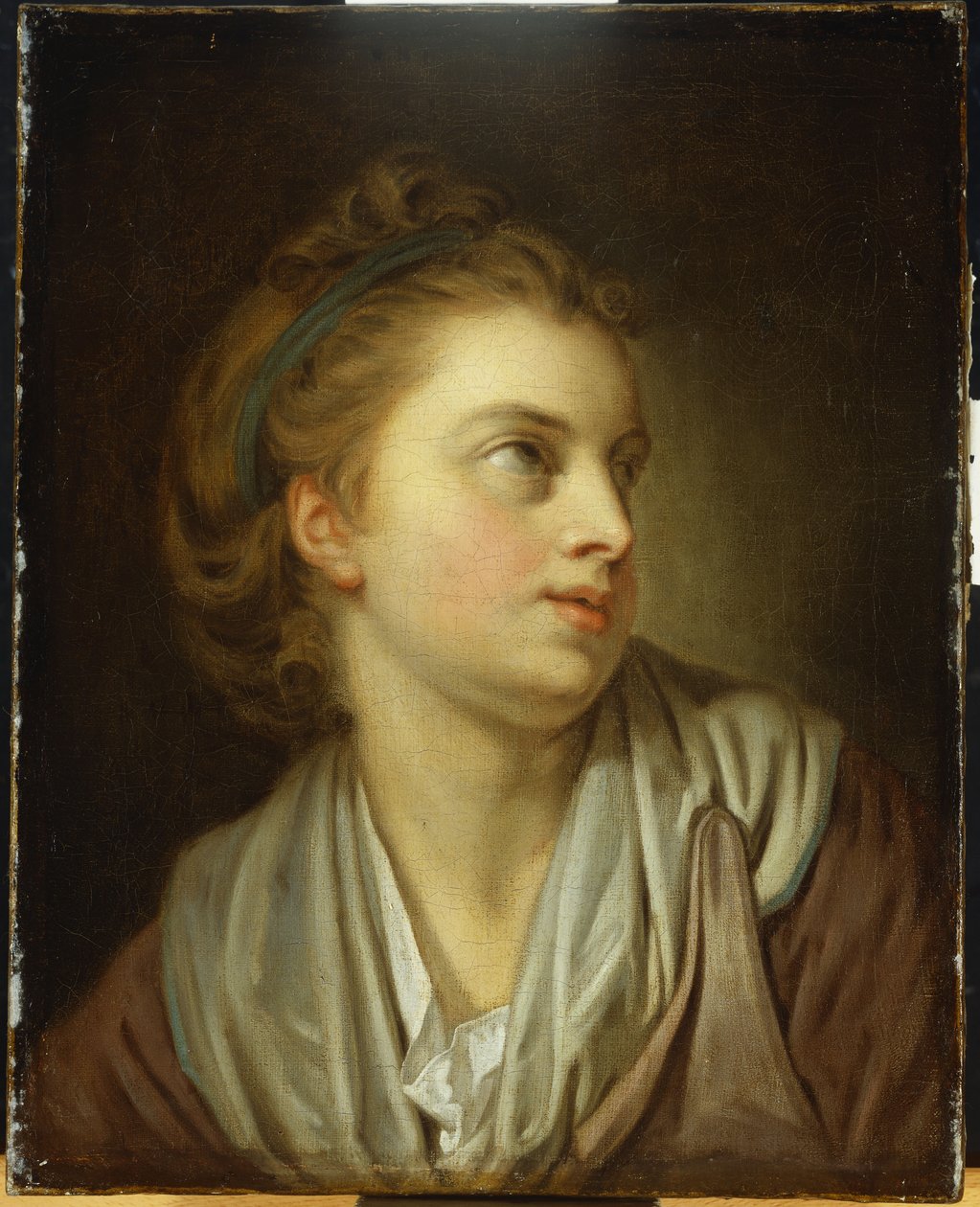 En jente, lang byst, med et grønt hårbånd, ser opp av Jean Baptiste Greuze