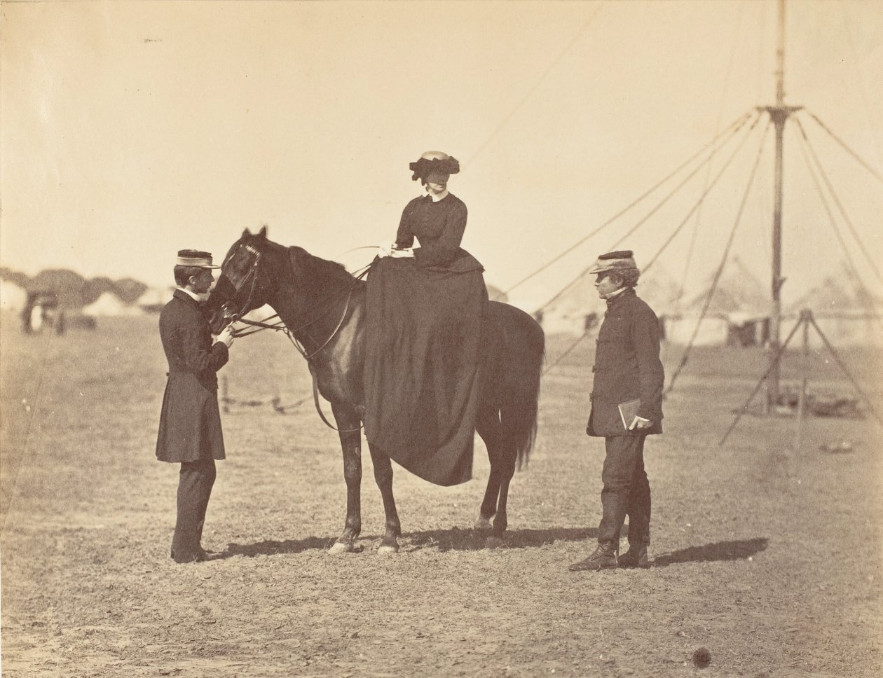 [Lady Canning på sin svarte araber og Lord Clyde, øverstkommanderende], 1858-61. av Jean Baptiste Oscar Mallitte