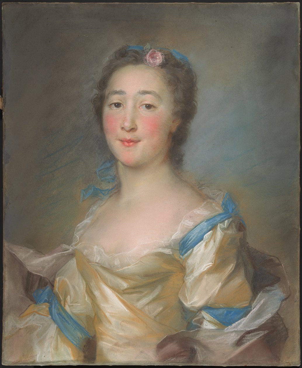 En ung dame i en gul kjole med blå bånd av Jean Baptiste Perronneau
