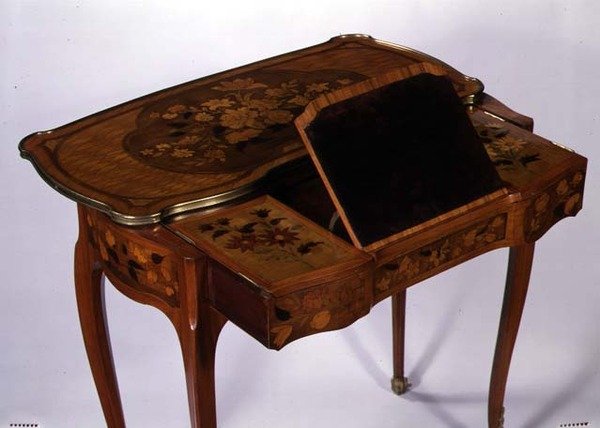 Mekanisk skrivebord, ca. 1760 (finert eik og forgylt bronse) av Jean Francois Oeben