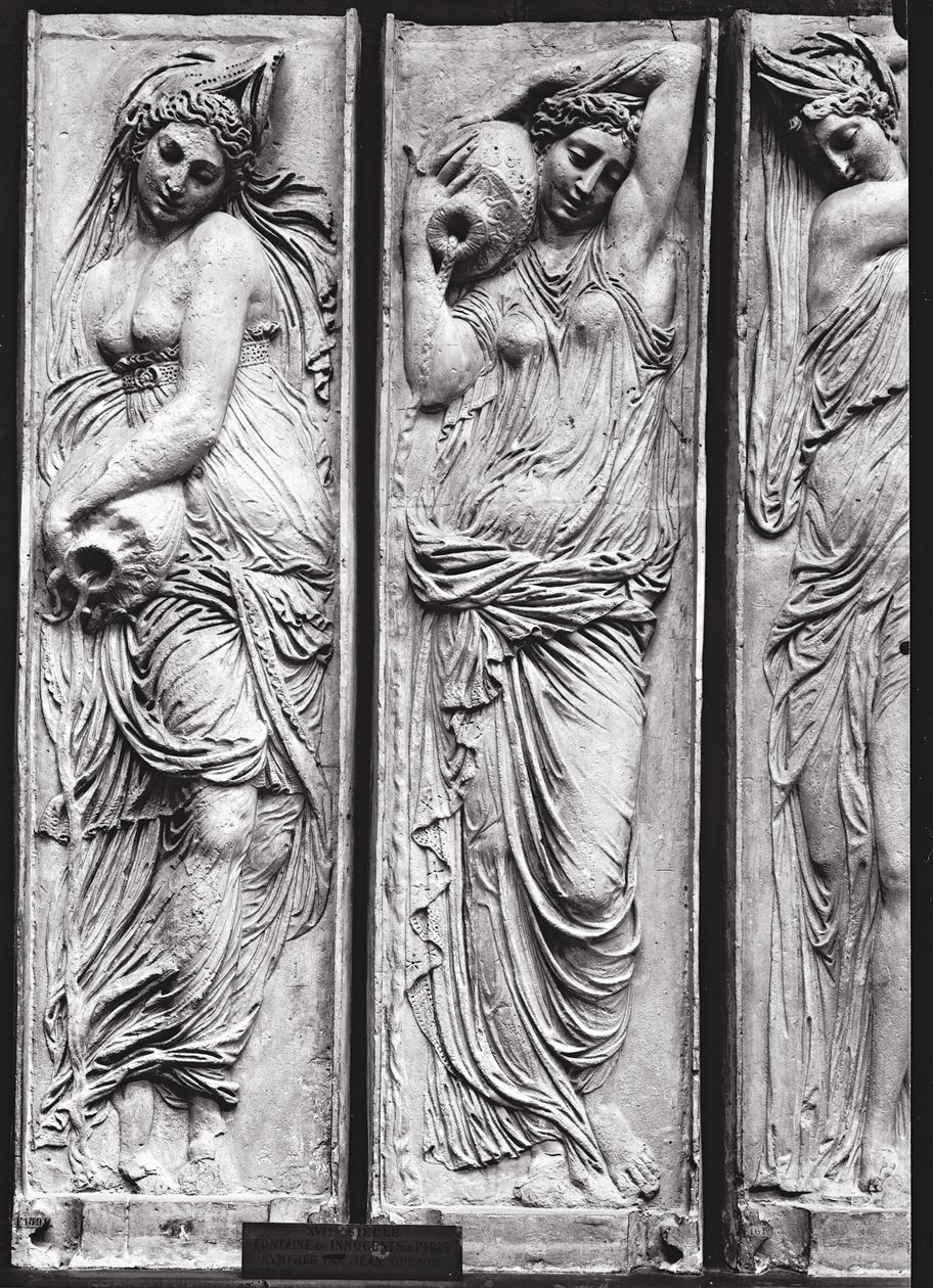 Detalj av relieffer fra The Fountain of the Innocents som viser nymfer som personifiserer elvene i Frankrike stein av Jean Goujon