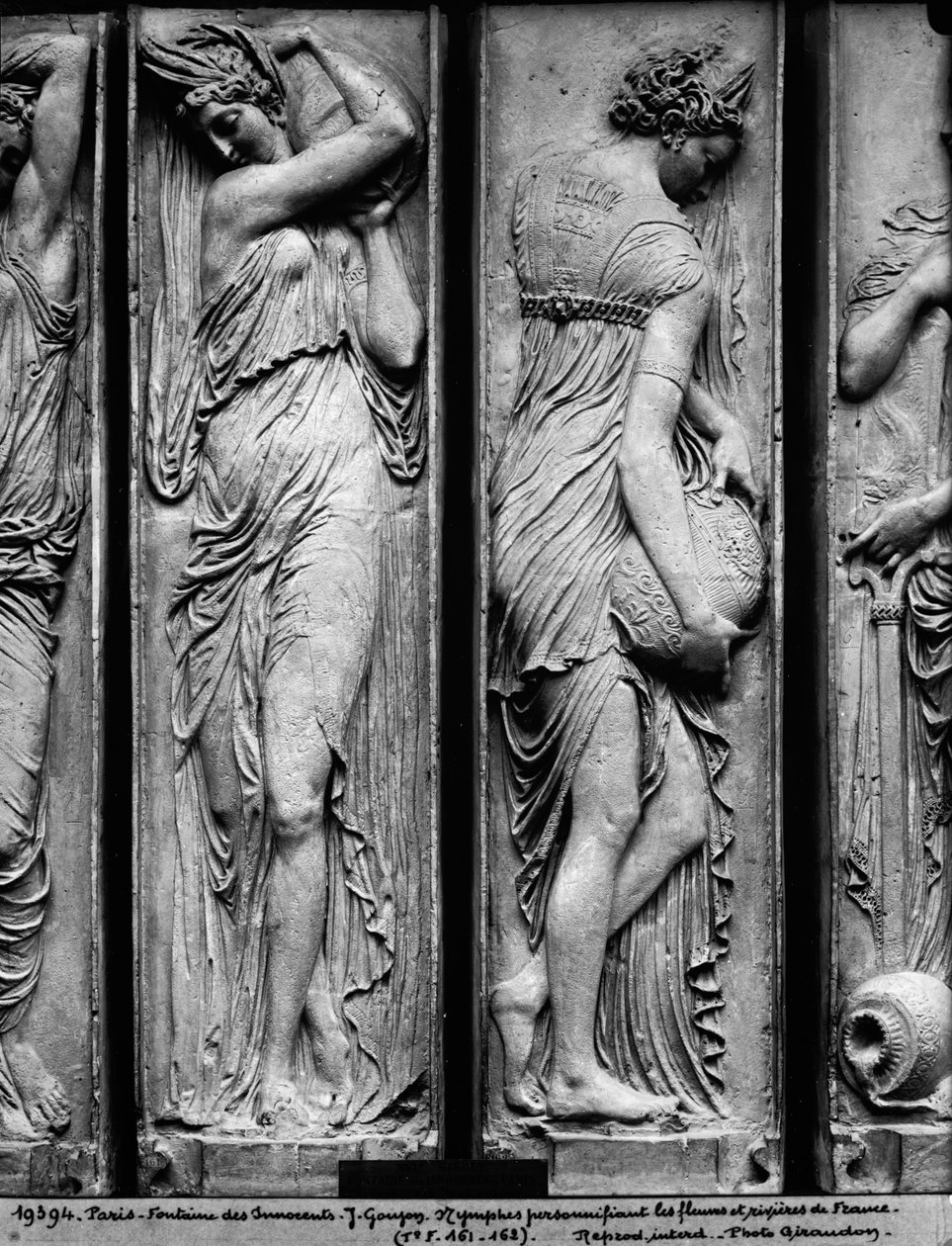Detalj av relieffer fra The Fountain of the Innocents som viser nymfer som personifiserer elvene i Frankrike stein av Jean Goujon