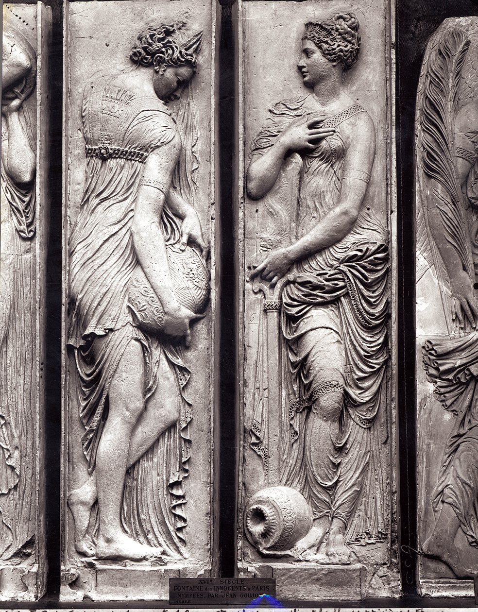 Detalj av relieffer fra The Fountain of the Innocents som viser nymfer som personifiserer elvene i Frankrike stein av Jean Goujon