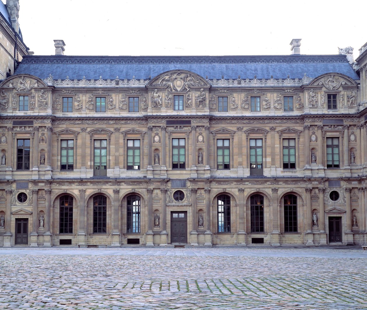 Den firkantede gårdsplassen til Louvre, fasaden til Louvre av Henri II (1546-1551), skulpturer av Jean Goujon (1510-1567) 1551 Paris, Louvre-museet av Jean Goujon