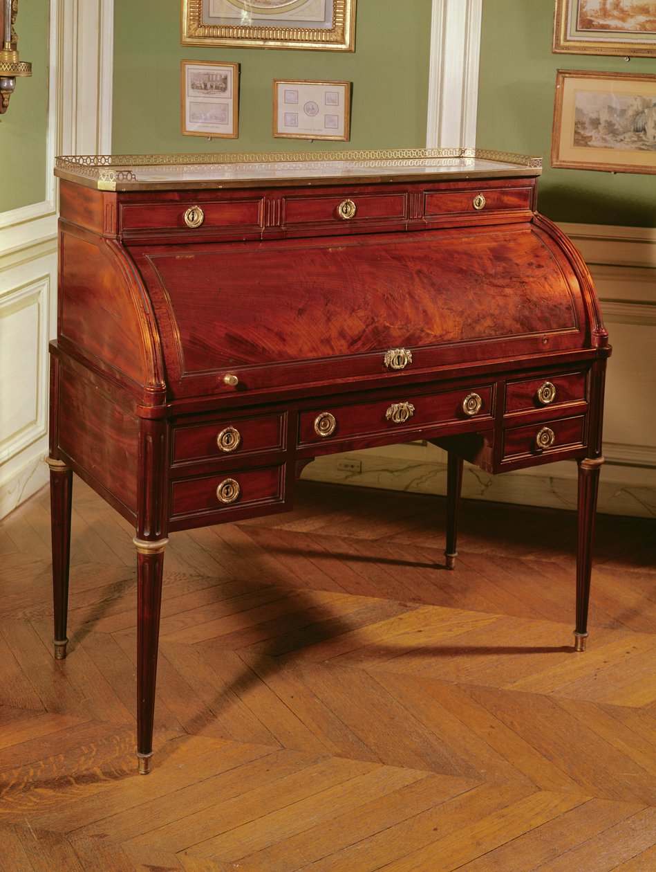 Louis XVI sylinder-topp mahogni-finert Bureau med forgylt bronse fester, Carrara marmor topp flankert av kandelaber (mahogni tre, marmor og forgylt bronse) av Jean Henri Riesener
