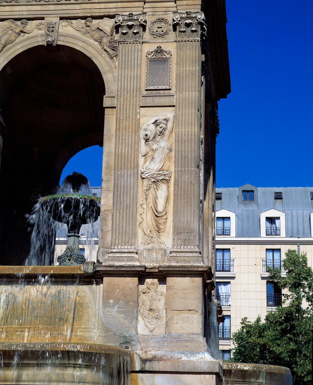 Arkitektur: detalj av fontenen til Innocents som representerer nymfene. Designet av arkitektene Jean Goujon, Augustin Pajou og Pierre Lescot. 1546-1549. Place Joachim du Bellay, Paris. av Jean and Lescot Pierre Goujon