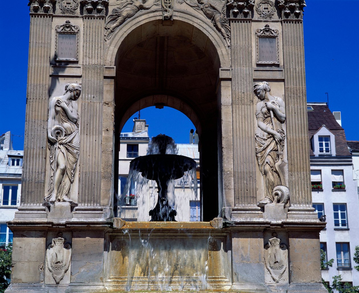 Arkitektur: detalj av fontenen til Innocents som representerer nymfene. Designet av arkitektene Jean Goujon, Augustin Pajou og Pierre Lescot. 1546-1549. Place Joachim du Bellay, Paris. av Jean and Lescot Pierre Goujon