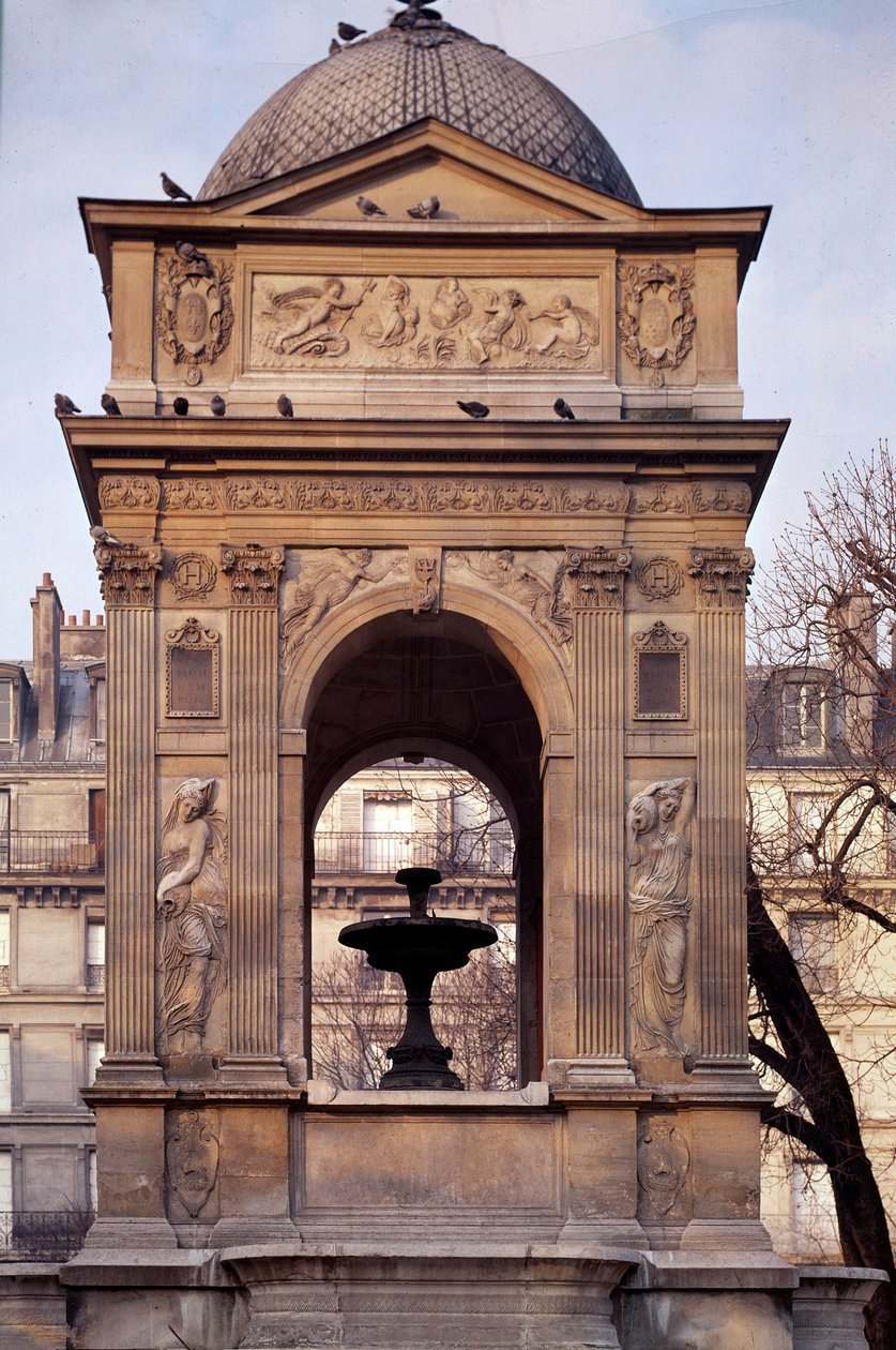 Arkitektur: utsikt over fontenen til de uskyldige. Designet av arkitektene Jean Goujon, Augustin Pajou og Pierre Lescot. 1546-1549. Place Joachim du Bellay, Paris. av Jean and Lescot Pierre Goujon
