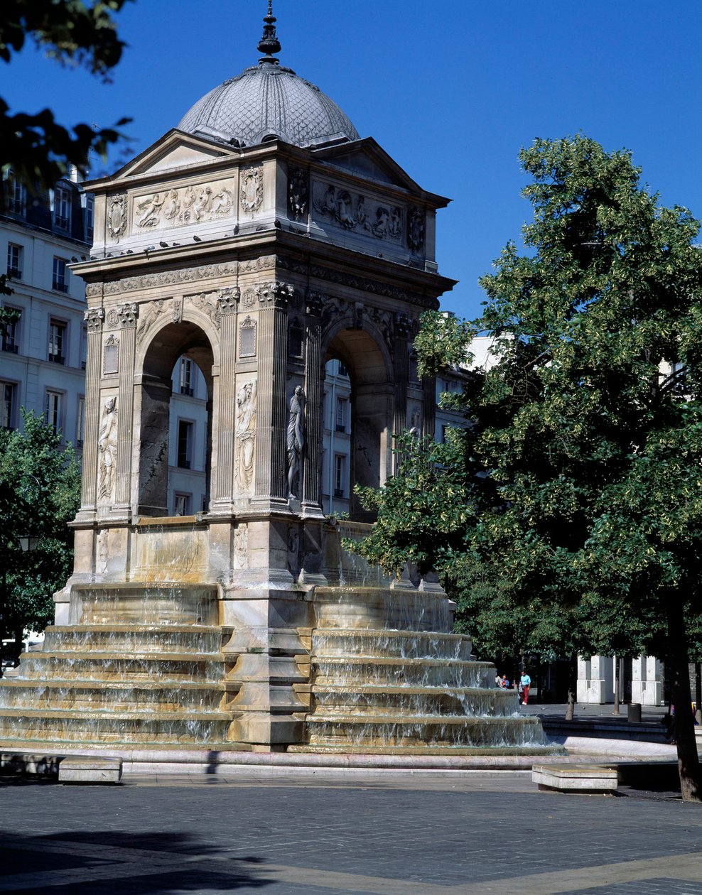 Arkitektur: utsikt over fontenen til de uskyldige. Designet av arkitektene Jean Goujon, Augustin Pajou og Pierre Lescot. 1546-1549. Place Joachim du Bellay, Paris. av Jean and Lescot Pierre Goujon