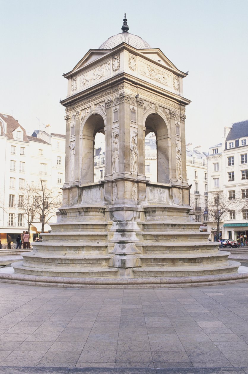 Frankrike, Paris, Fontaine des Innocents, steinfontene med trinn. av Jean and Lescot Pierre Goujon