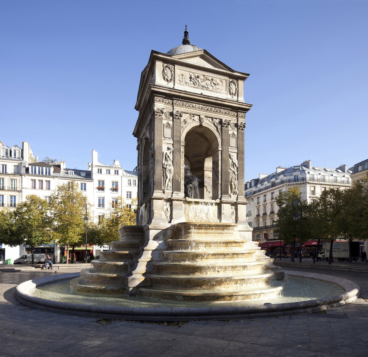 Utsikt over Fontaine des Innocents, i renessansestil, monumental fontene bygget i 1549 under Henry IIs regjeringstid (1519-1559) av Jean and Lescot Pierre Goujon