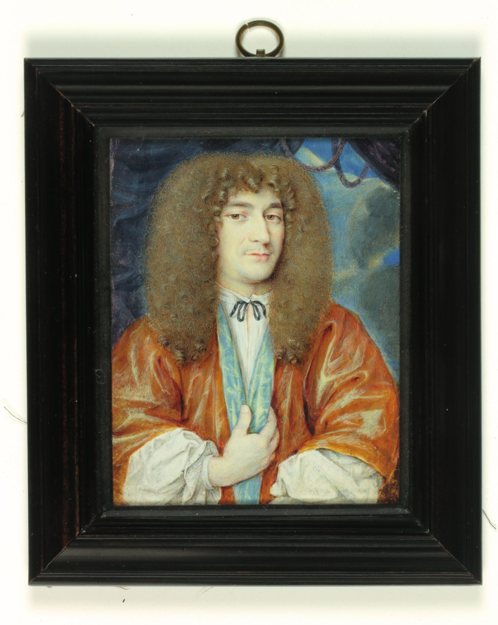 En gentleman i hvit skjorte og oransje kjole foret med blå silke, lang lysebrun parykk (akvarell på vellum) av Jean the Younger (attr.to) Petitot