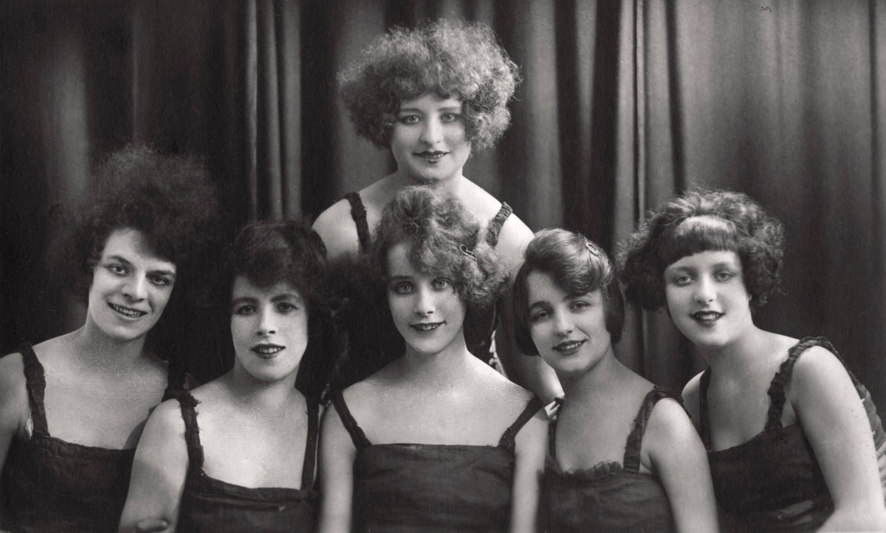 En danse- eller teatergruppe, c1900-1929. av Jerome Ltd