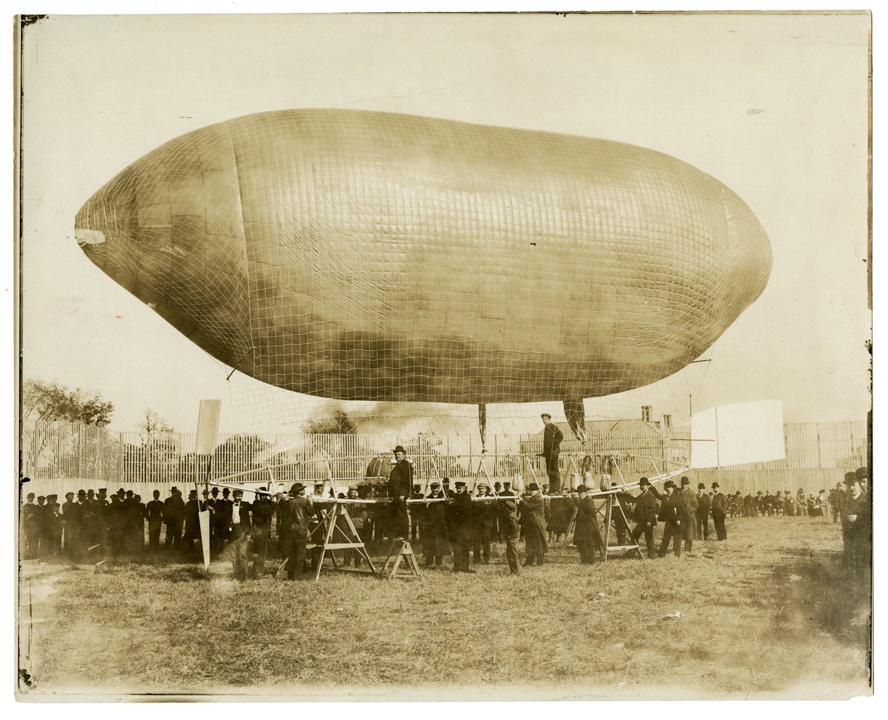 Luftskip "California Arrow" av Jessie Tarbox Beals