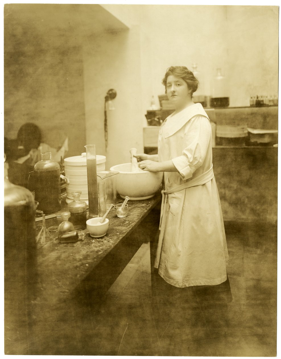 Anne Ann Haviland, parfymemaker, ca. 1915-28 (foto av gelatinsølv) av Jessie Tarbox Beals