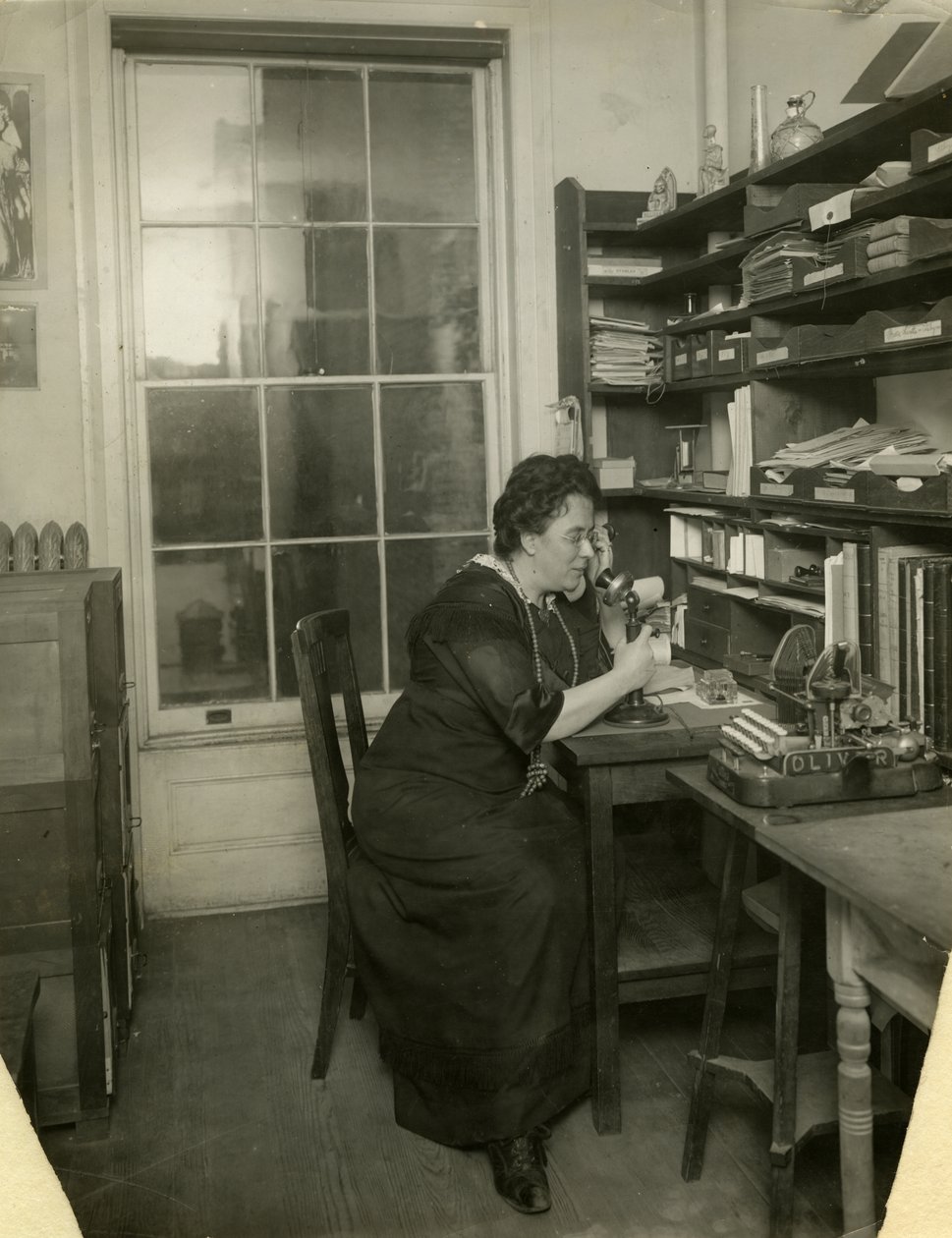 Beals i studioet hennes, ca. 1912-18 (foto av gelatinsølv) av Jessie Tarbox Beals