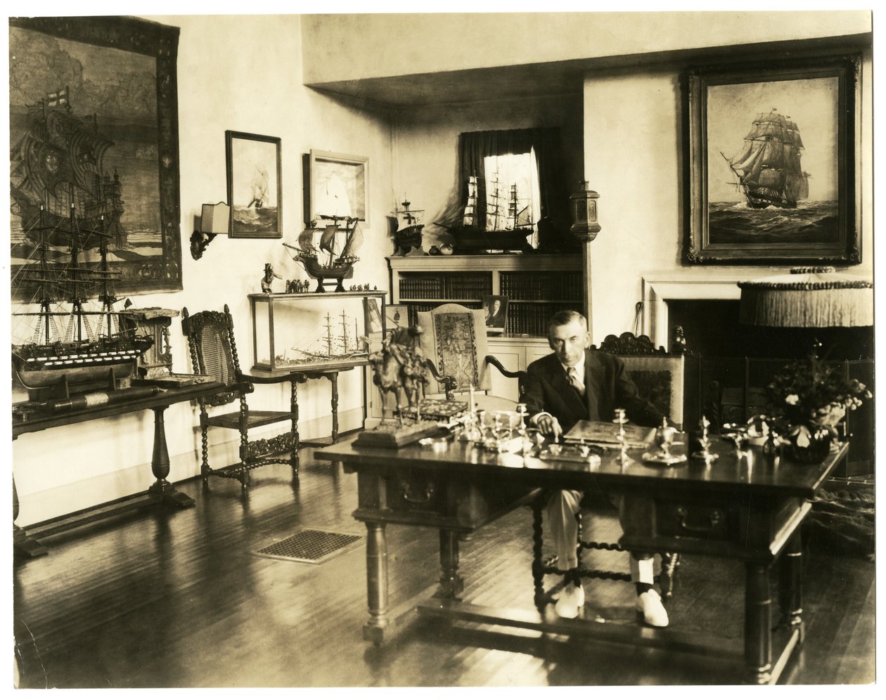 Booth Tarkington, ca. 1920-28 (foto av gelatinsølv) av Jessie Tarbox Beals
