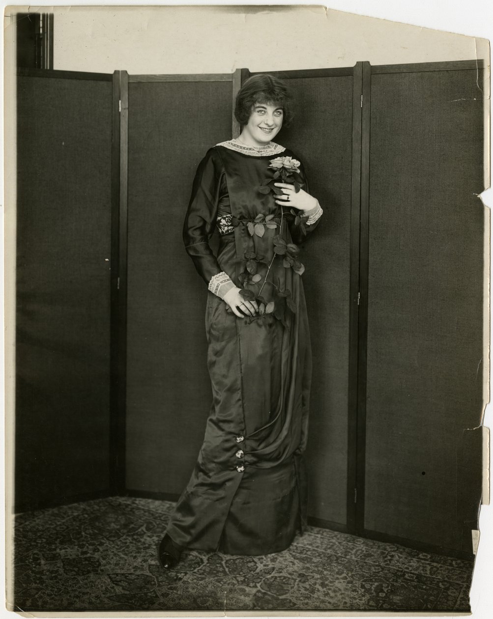 Kjole, drapert, gimbels, ca. 1905-18 (foto av gelatinsølv) av Jessie Tarbox Beals