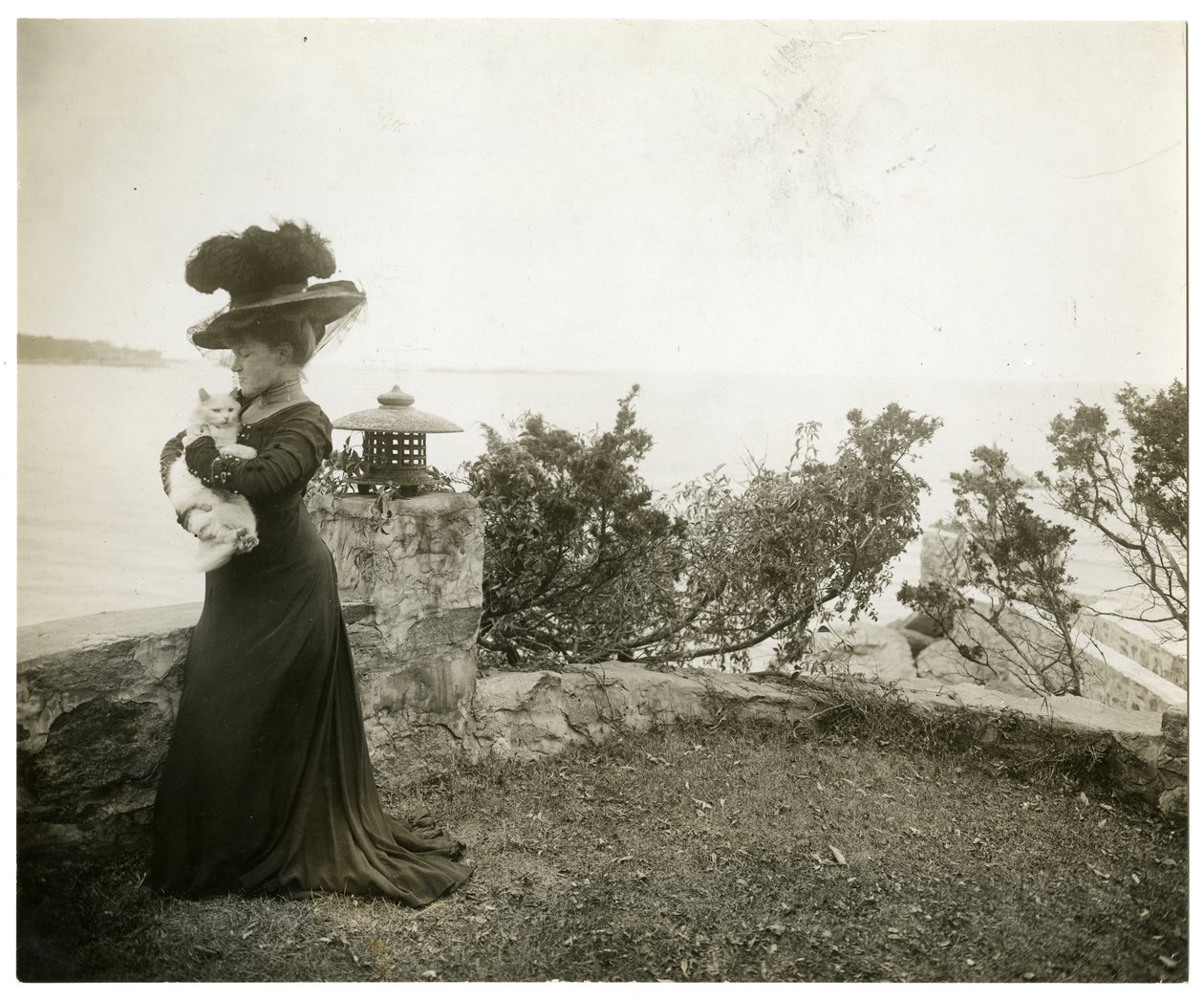 Ella Wheeler Wilcox ved Sound Beach, Conn, ca. 1905-11 (foto av gelatinsølv) av Jessie Tarbox Beals