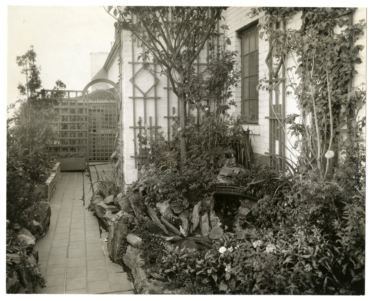 Garden of Mrs Regina Jais, ca. 1936-37 (foto av gelatinsølv) av Jessie Tarbox Beals