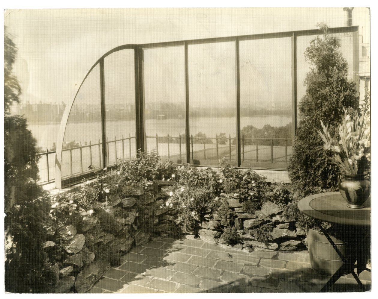 Garden of Mrs Regina Jais, ca. 1936-37 (foto av gelatinsølv) av Jessie Tarbox Beals