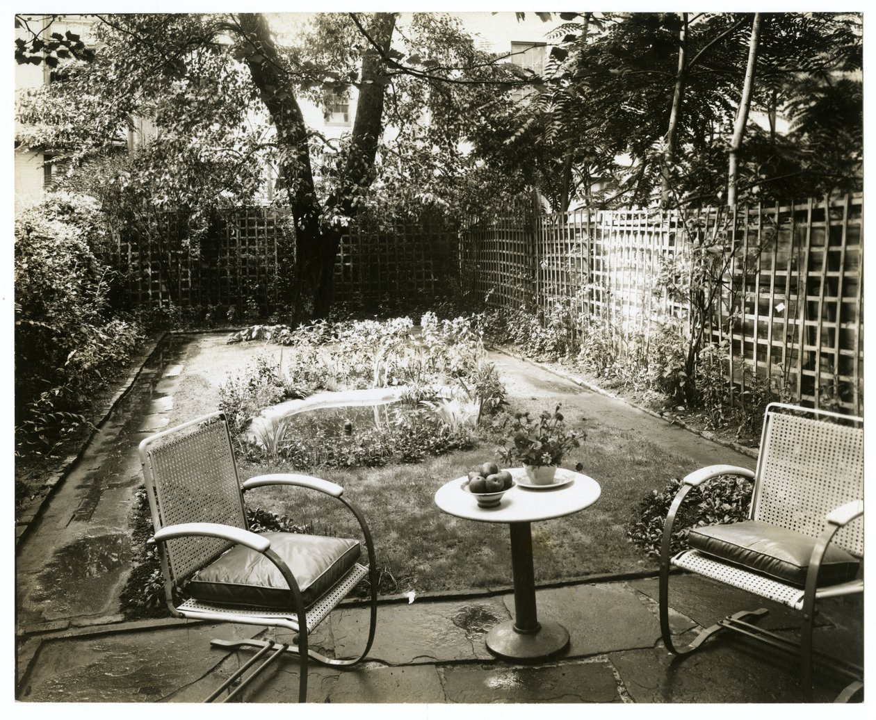 Garden of Mrs W H Wells 265 W 11th, Greenwich Village, New York, USA, ca. 1936-37 (foto av gelatinsølv) av Jessie Tarbox Beals