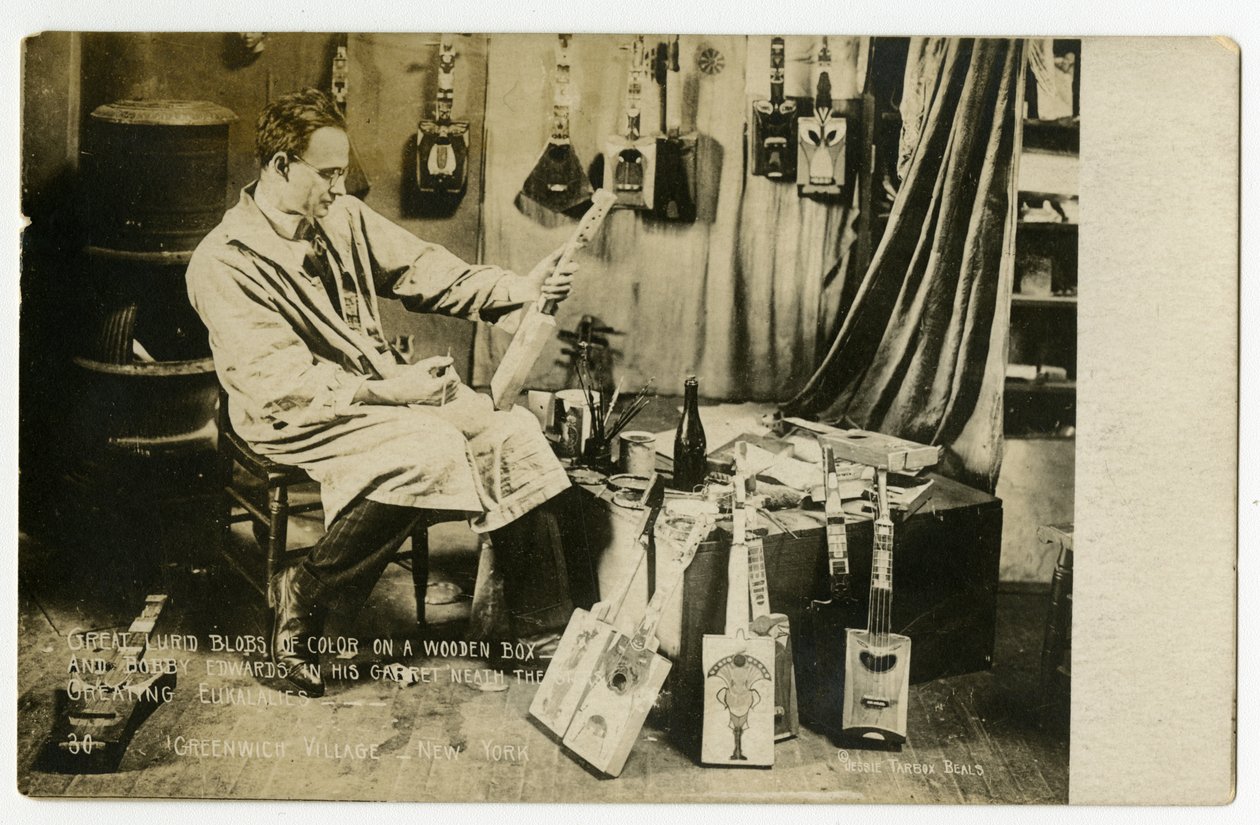 Flotte skumle fargeklatter på en treboks og Bobby Edwards i garderoben hans under stjernene som skaper ukeleles, Greenwich Village, New York, USA, ca. 1905-20 (foto av gelatinsølv) av Jessie Tarbox Beals