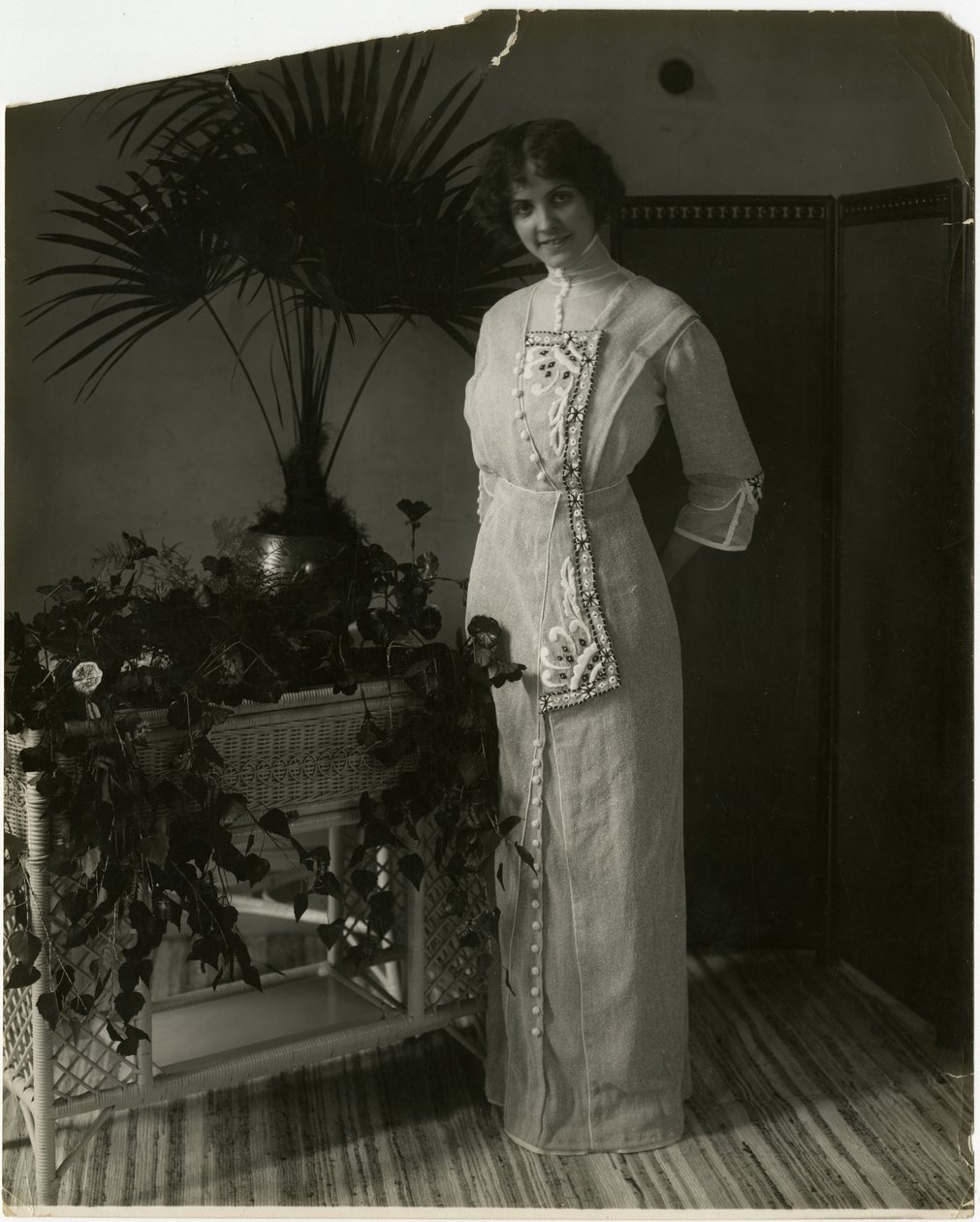 Grått tyrkisk materiale med svart og hvitt broderi, Lord & Taylor, ca. 1905-18 (foto av gelatinsølv) av Jessie Tarbox Beals