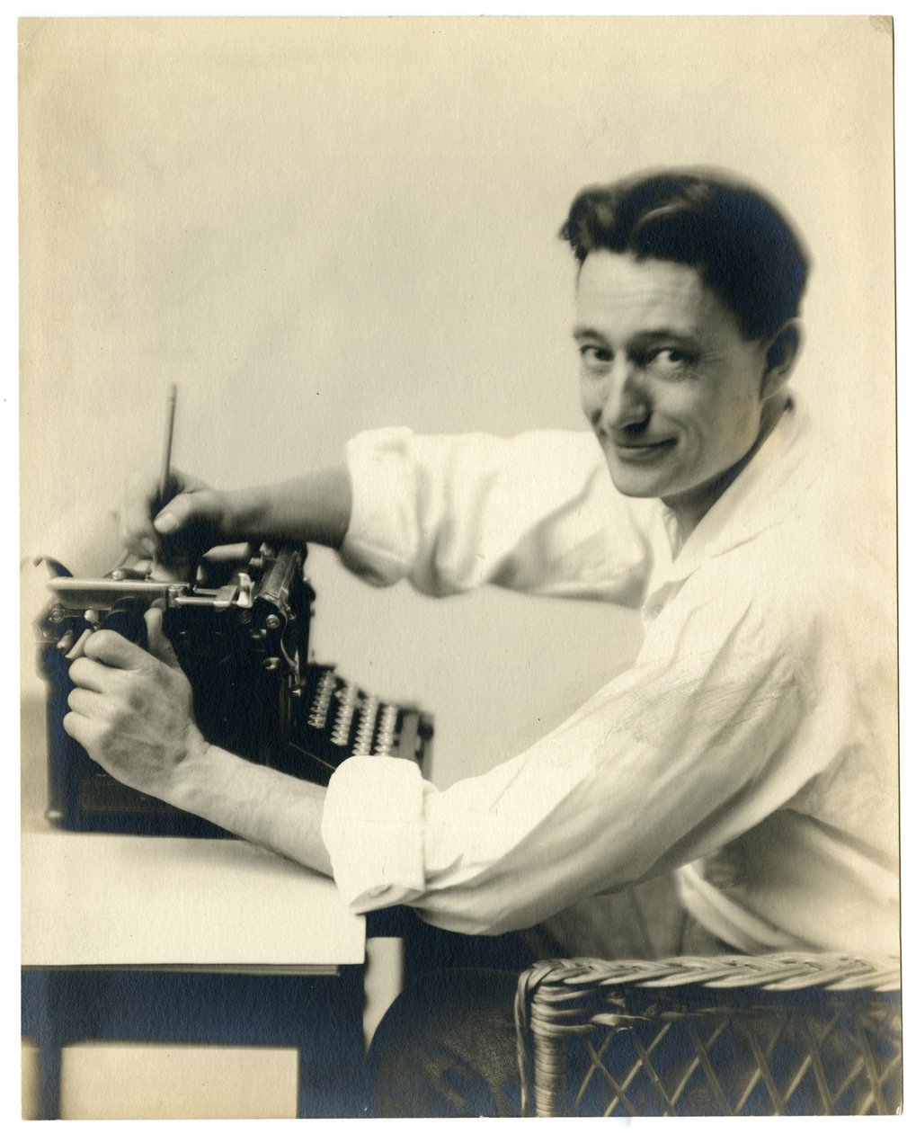 Henry Oyen ved skrivemaskin, ca. 1905-21 av Jessie Tarbox Beals