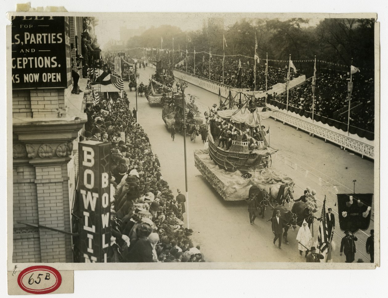 Historisk parade, Central Park West Half Moon Float nr. 12 av Jessie Tarbox Beals
