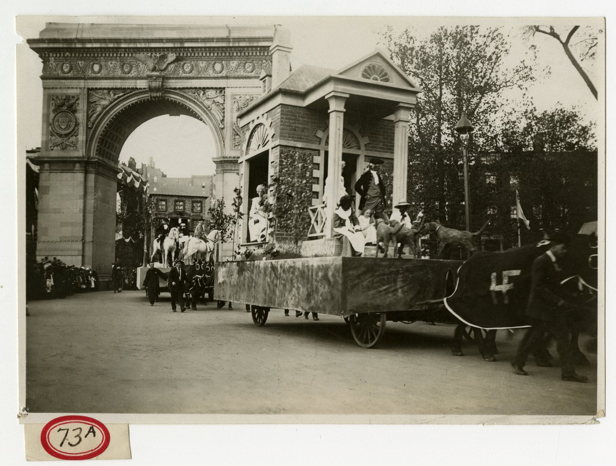 Historical Parade Colonial Home Float nr. 27 av Jessie Tarbox Beals