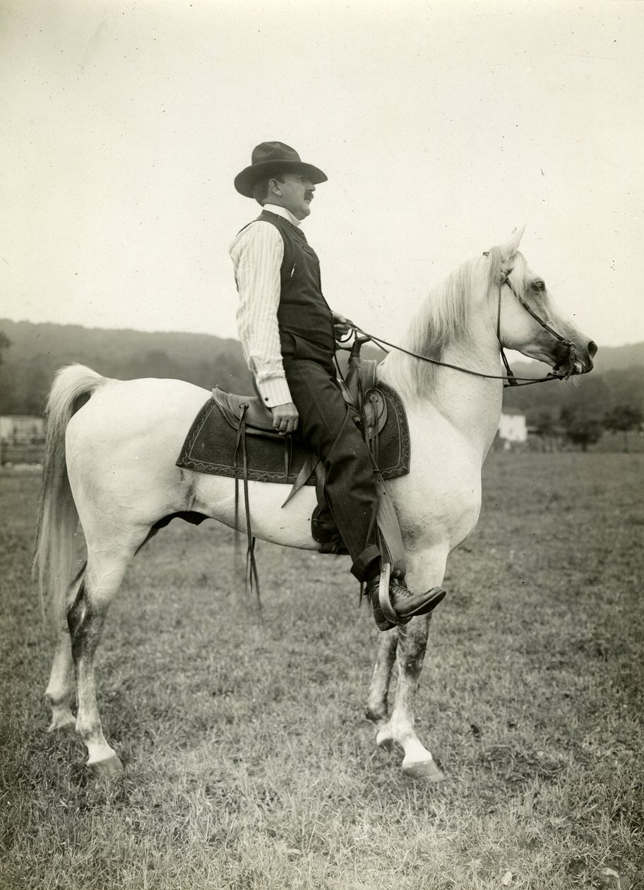 Homer Davenport tegneserieskaper på sin arabiske hest, ca. 1905-12 (foto av gelatinsølv) av Jessie Tarbox Beals
