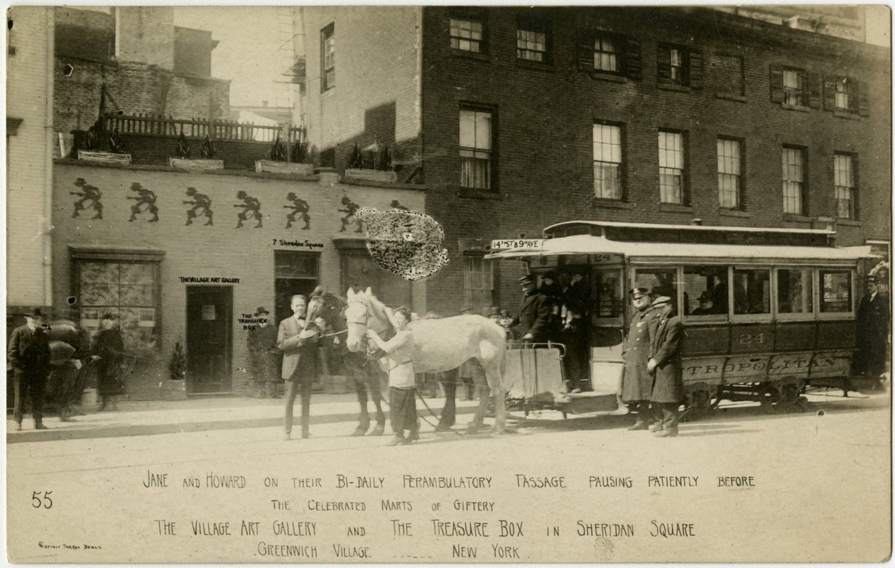 Jane og Howard på deres daglige perambulatoriske passasje og tålmodig tråkker foran det berømte gavemarkedet The Village Art Gallery og The Treasure Box på Sheridan Square, Greenwich Village, New York, USA av Jessie Tarbox Beals